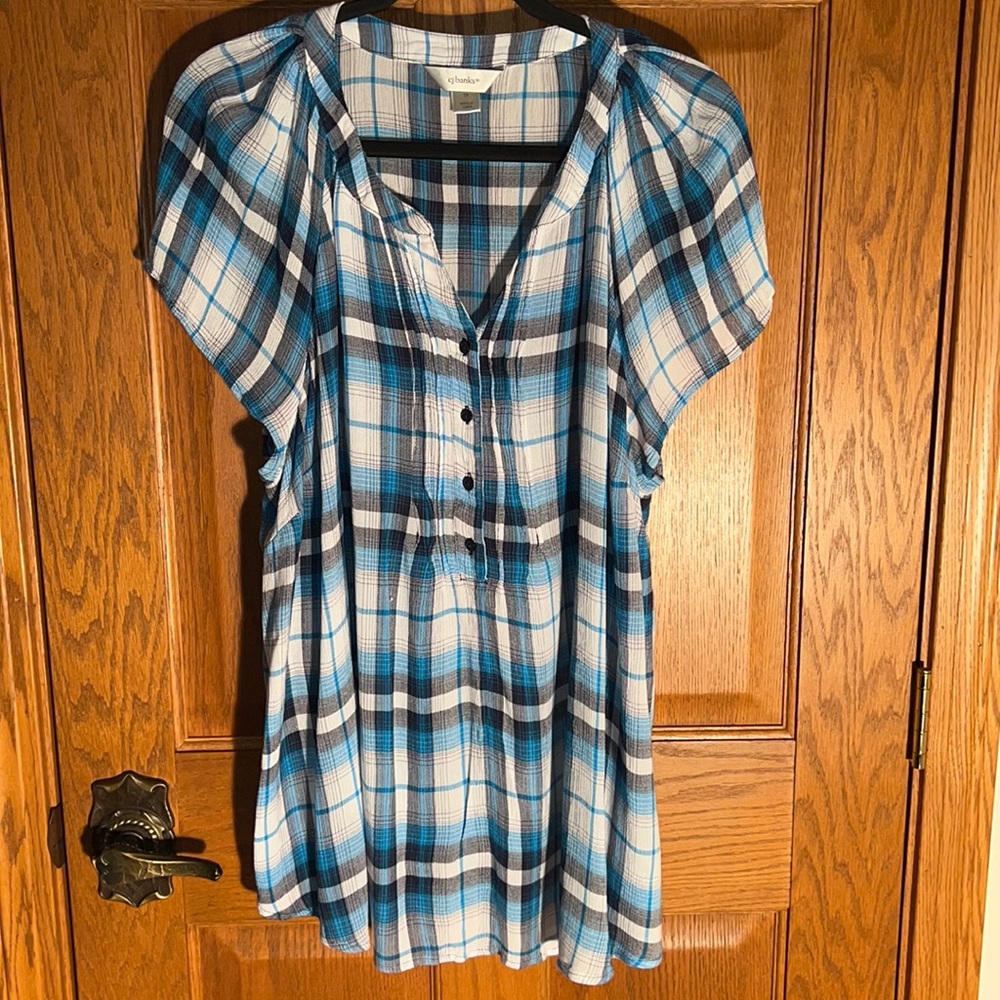 Buttons & pleats at front bodice